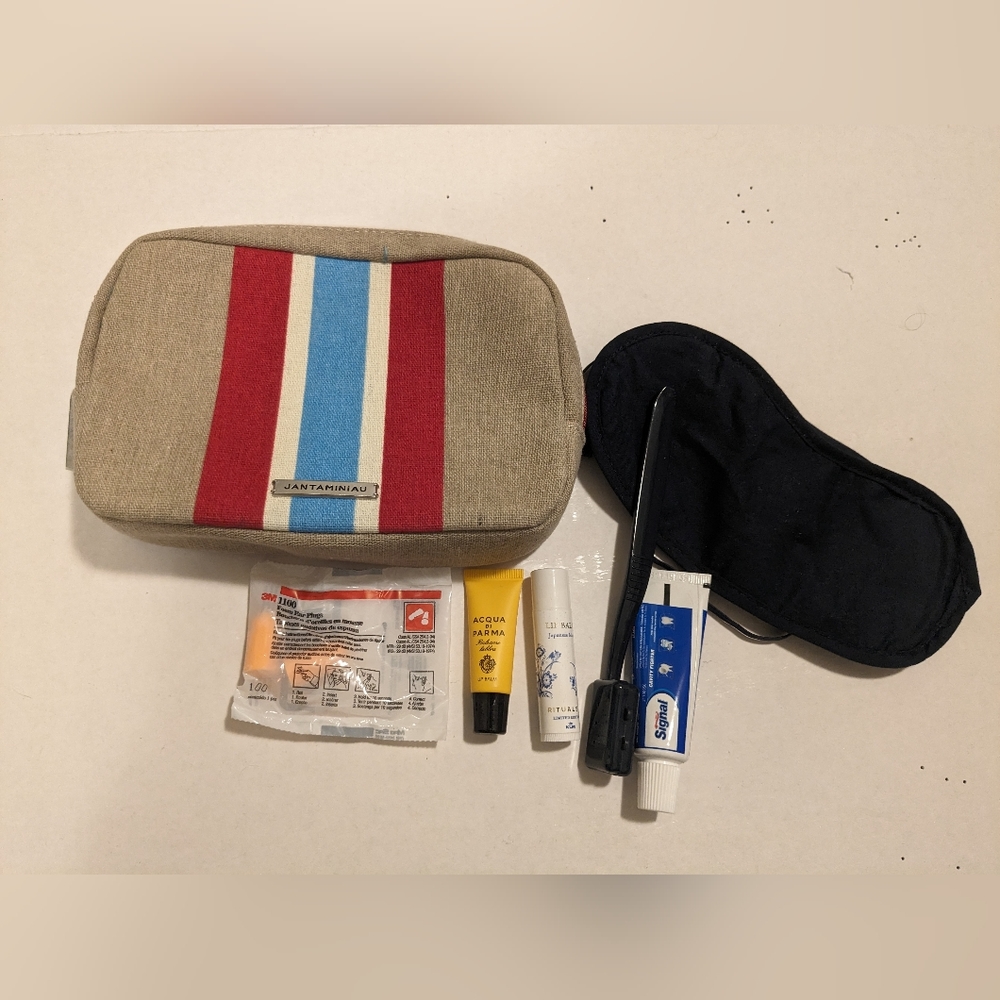 Jantaminiau pouch with accessories